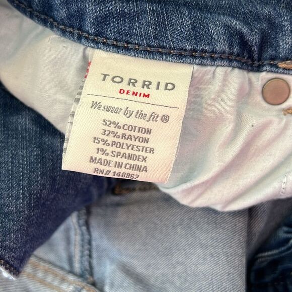 Torrid 3 Button Medium Wash Jeggings Size 26R - Picture 11 of 12